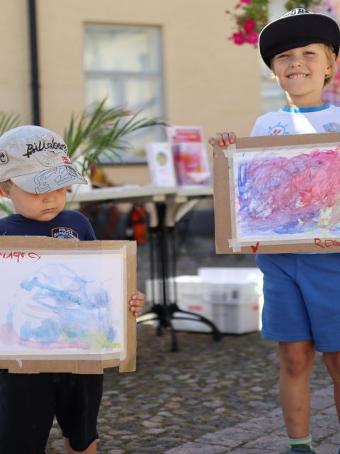 Lasten maalaustöitä