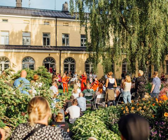 Lapinlahti Helsinki ihmisiä puistossa Taiteide Yo 2024