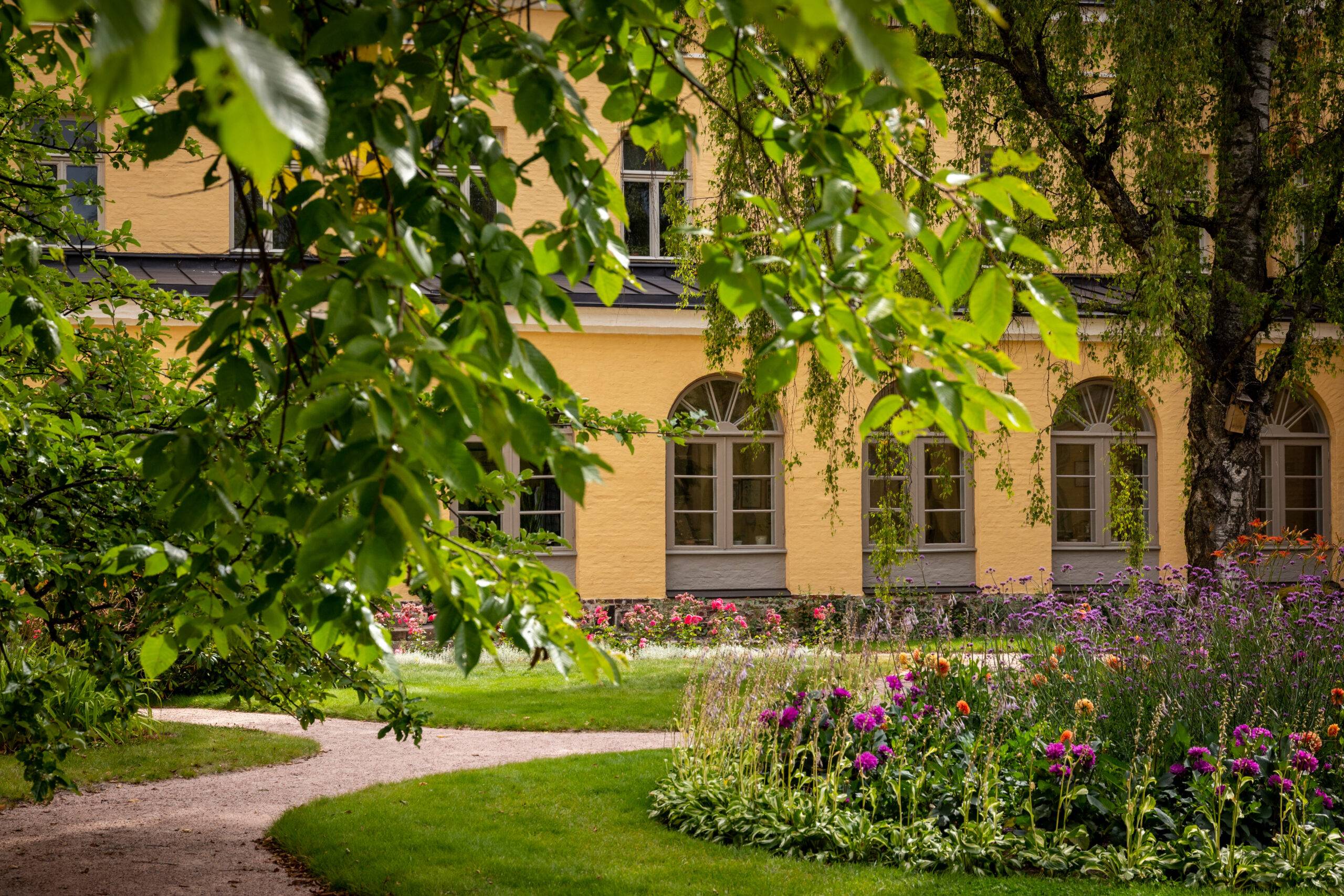 Lapinlahti Helsinki päätalon puisto kukkii