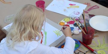 Tyttö maalaa vesiväreillä Taiteiden yönä